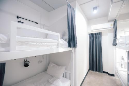 曼谷G5 Hostel的小房间设有两张双层床和淋浴