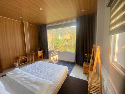 Bảo LạcBảo Lạc - Sunny Homestay的一间卧室设有一张床和一个大窗户