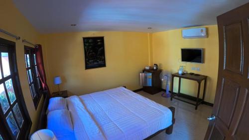 象岛Sapparot Bar & Bungalows的一间卧室配有一张床和一台电视