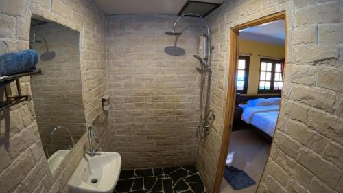 象岛Sapparot Bar & Bungalows的带淋浴和盥洗盆的浴室以及1张床。