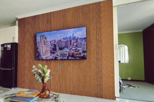 珀斯Riversong Perth的挂在客厅墙上的电视