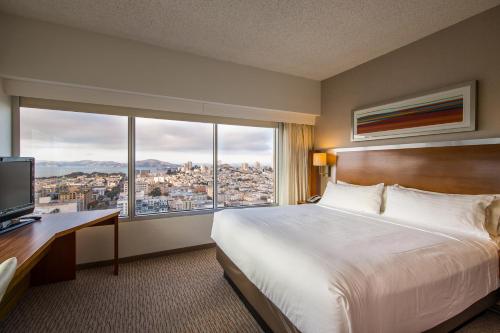 旧金山Holiday Inn San Francisco - Golden Gateway, an IHG Hotel的酒店客房设有一张床和一个大窗户