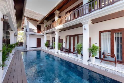 琅勃拉邦Cozy An Boutique Hotel Luangprabang的别墅内游泳池的形象