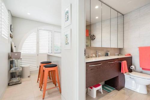 悉尼Balmoral Beach Beauty的一间带水槽、卫生间和镜子的浴室