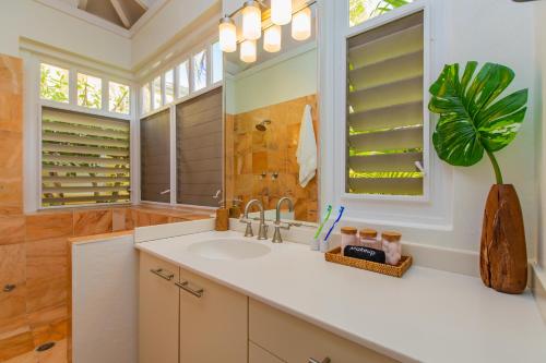 克里斯琴斯特德Seaview Palms Villa - St Croix USVI的一间带水槽和窗户的浴室