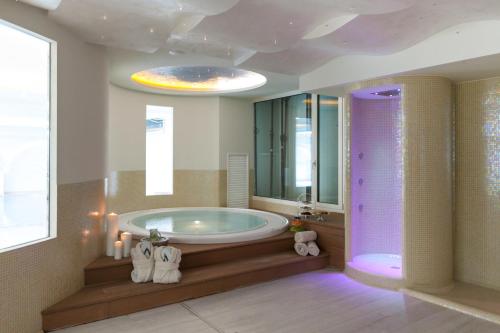 切塞纳蒂科达芬奇大酒店的带浴缸和大镜子的大浴室