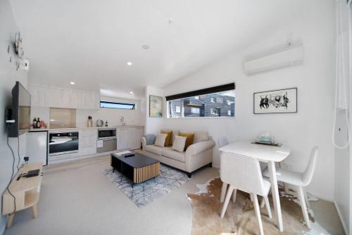 皇后镇Blackrock Apartments Queenstown的白色的客厅配有沙发和桌子