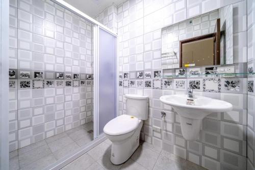 五结小宅生活的白色的浴室设有卫生间和水槽。