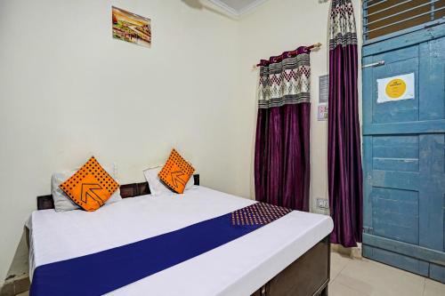 ShāhdaraOYO Hotel Jmd Residency的一间设有床铺和蓝色门的房间