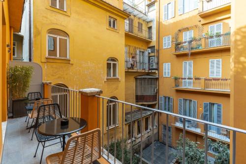 罗马Residenza Piranesi Boutique Hotel的阳台配有桌椅和建筑