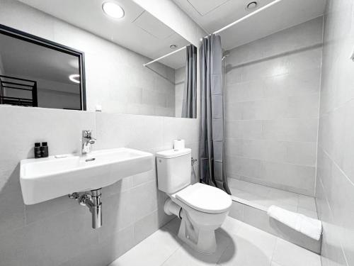布拉格Post 120 Suites的一间带卫生间、水槽和镜子的浴室