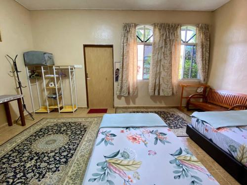 加央COZY GL Roomstay ARAU的一间卧室设有两张床和两个窗户。