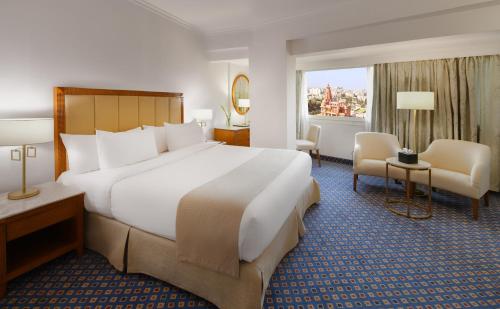 开罗Baron Hotel Cairo的一间设有大床和窗户的酒店客房