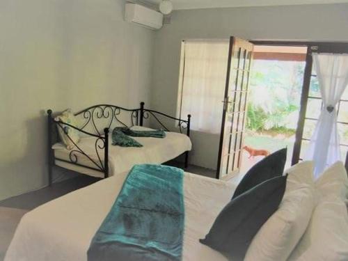 圣卢西亚圣卢西亚马林旅舍的一间卧室设有两张床和窗户。