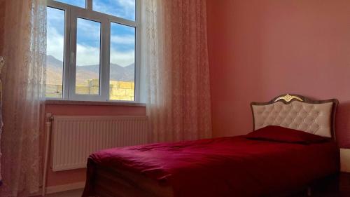 伊斯梅尔雷AkbA-Frame3的一间卧室设有红色的床和窗户。