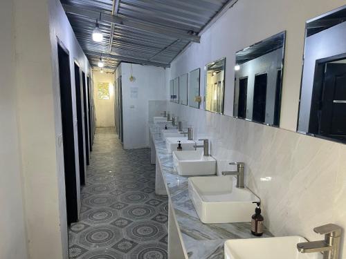 万象Vientiane Garden Hostel的浴室设有一排盥洗盆和镜子