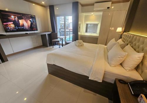 安吉利斯THE TIMES HOTEL的酒店客房设有一张大床和一台电视。