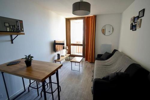 葱仁谷Val Thorens Studio 2 personnes et balcon Plein Sud的客厅配有沙发和桌子