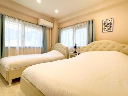 东京Dolce Shibuya的酒店客房设有两张床和窗户。