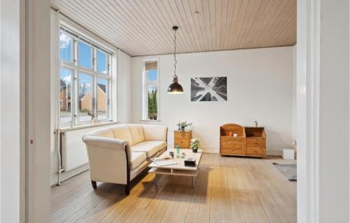 福堡Nice Home In Faaborg With Wifi的客厅配有沙发和桌子