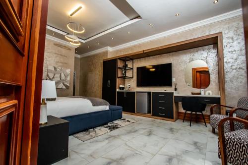 波罗瓜尼Mekete Boutique & Events的酒店客房配有一张特大号床和一张书桌