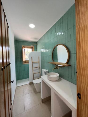 阿尔姆尼卡Cortijo Cantalobos的一间带水槽、卫生间和镜子的浴室