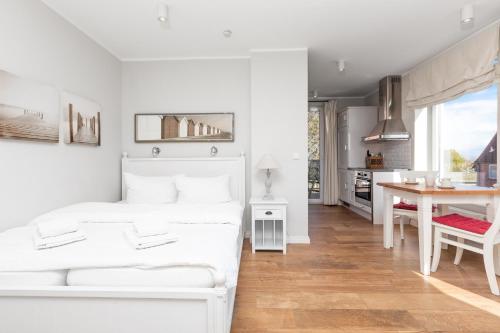 于斯德Haus Delft Lita的白色卧室配有床和桌子