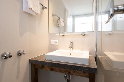 于斯德Haus Delft Lita的浴室设有白色水槽和镜子
