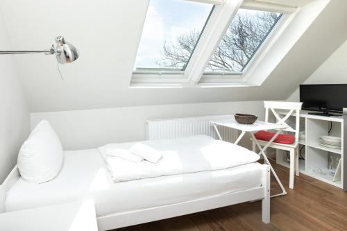于斯德Haus Delft Ilmenau的客厅配有白色沙发和窗户