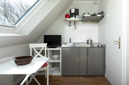 于斯德Haus Delft Ilmenau的一个带水槽和窗户的小厨房