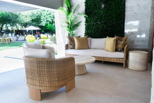 波罗瓜尼Mekete Boutique & Events的庭院设有藤椅和咖啡桌