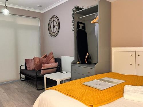 诺丁汉Cosy & Convenient space near M1, EM Airport & City的一间卧室配有一张床、一把椅子和镜子