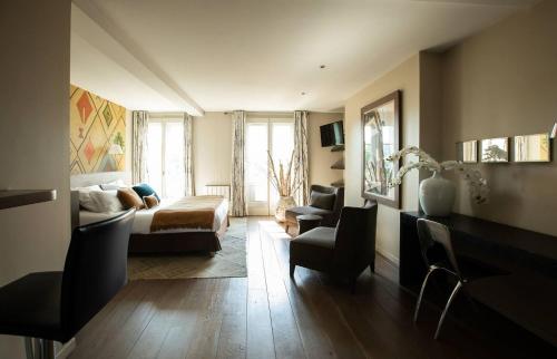 里摩日VILLA FLEURY - APPART'HÔTEL DE STANDING的客厅配有床和沙发