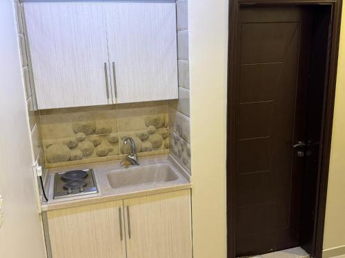吉达PRIMOTEL Suites As Salamah的一个带水槽和柜台的小厨房