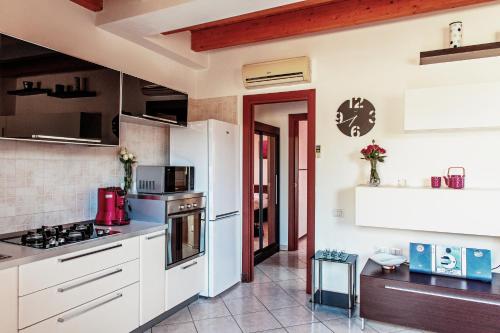 San SperateCasa Azzurra的厨房配有白色橱柜和炉灶。