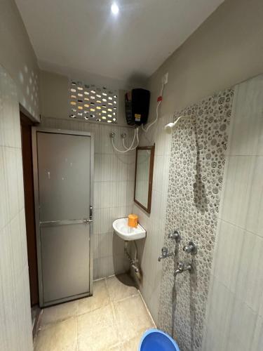 RourkelaHotel Punjab的带淋浴和盥洗盆的浴室