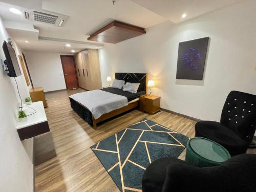 拉合尔AirReside Hotel Apartments Gold Crest的一间卧室设有一张床和一间客厅。