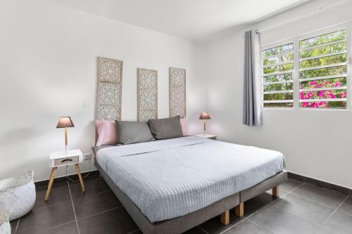 Cul de SacLe Cosmopolitain_ Appart 4/5p terrasse piscine的白色的卧室设有床和窗户