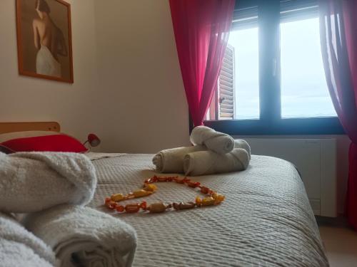 IlbonoLe Sorgenti Guest House的床上有泰迪熊和珠子