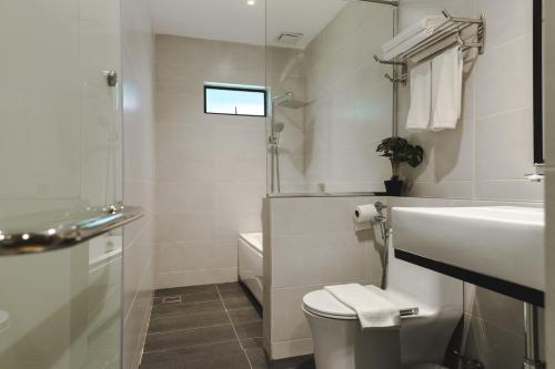 邦咯邦咯沙滩度假村的白色的浴室设有水槽和卫生间。