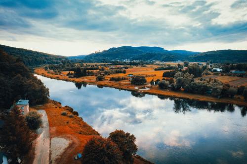 Tyrawa SolnaPrzystań nad Sanem z widokiem na góry i rzekę的享有河流的空中景色,以山脉为背景