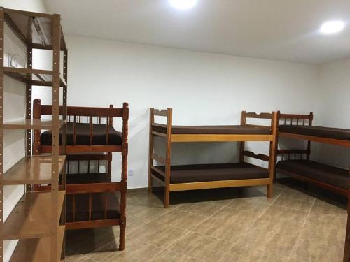 尤西德福拉Casa para temporada e hospedagem的一间房间,内设几张双层床