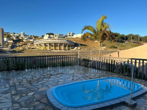 尤西德福拉Casa para temporada e hospedagem的享有体育场景致的庭院内的热水浴池