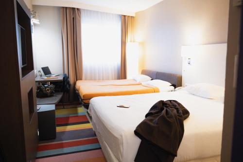 罗讷河畔沙斯南里昂维埃纳水星酒店的酒店客房设有两张床和电视。