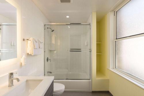旧金山联合广场速8酒店的带淋浴、卫生间和盥洗盆的浴室
