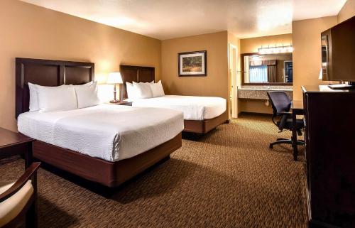 福图纳贝斯特韦斯特乡村酒店的酒店客房配有两张床和一张书桌
