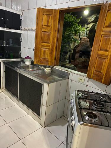 邦热苏斯-达拉帕casa pedacinho do morro的厨房配有水槽和炉灶。