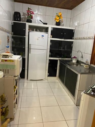 邦热苏斯-达拉帕casa pedacinho do morro的厨房配有冰箱和水槽