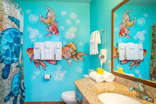 Winkler温克勒品质酒店的浴室墙上挂有鱼壁画