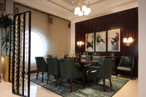 吉达The Hotel Galleria Jeddah, Curio Collection by Hilton的一间带桌椅的用餐室